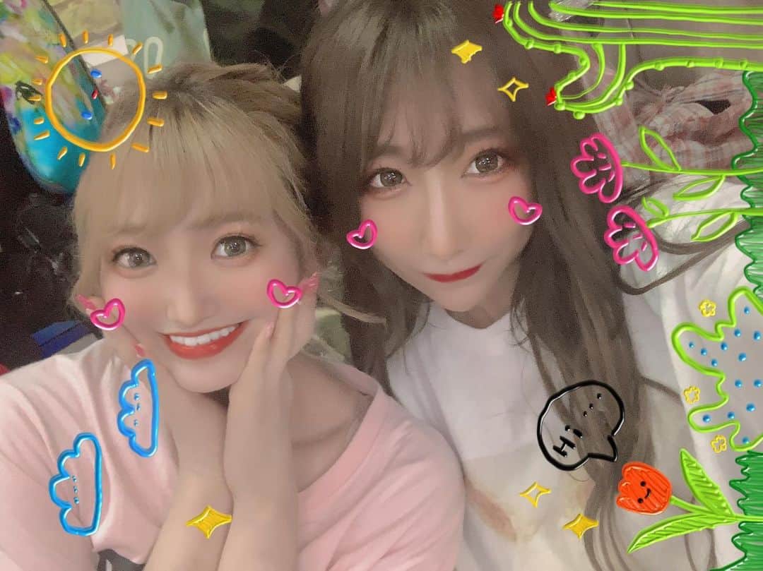のインスタグラム：「ミニーちゃんと2日連続で営業後にごはんいっちゃった👶🏻🍓💕 たのしい(((o(｀･∧･´)o))) . . . .  #burlesquetokyo #burlesque #バーレスク東京 #kawaii #ショークラブ #showtime #ショータイム #showgirl #バーレスク  #六本木 #歌舞伎町 #ショーパブ #ダンサー #ショーガール #仲良し #キャバ嬢  #フォトジェニック #インスタ映え #大人可愛い #幼稚 # #世界観 #ぱっつん #笑顔 #smile」
