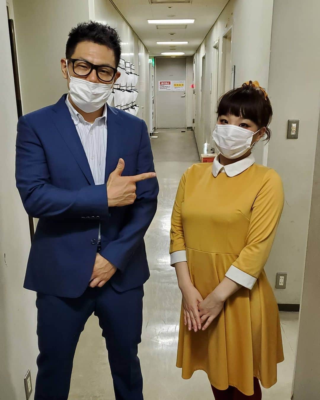 太田芳伸のインスタグラム：「昨日の極新喜劇の写真やけどー。 . これダメですね～。 完全にまり子ちゃん指さして、片方の手でチ○コまさぐってますよね～。 . . 何でこんな写真になったんやろ。２枚目から１枚目の流れで写真撮ったらこんなんなったんよねー。でも触ってないにしろ完全に○ン○まさぐってるにしか見えへんしなぁ。 . まぁ、そんな事より ８月７日(金)オンラインコントやります！ 僕のアイコンから買えますので‼️ . 後８人‼️‼️‼️‼️‼️‼️」