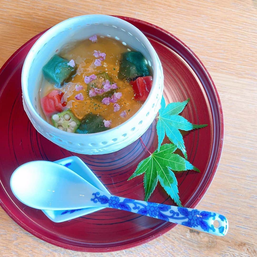 金子エミさんのインスタグラム写真 - (金子エミInstagram)「冷やし茶碗蒸し。 よもぎ豆腐に赤蒟蒻オクラにピンクのお花を散りばめた美しい一品。  #茶碗蒸し #先附」8月3日 12時54分 - emikaneko1114