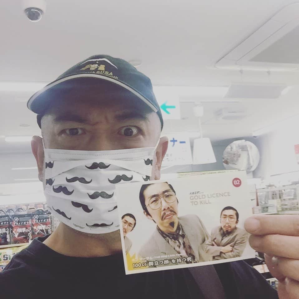 三上市朗のインスタグラム：「★大田王ブロマイドNo.2リリース開始！ 大好評の大田王ブロマイド第２弾がリリースされた！ 今週のミッションは、The Rob Carltonのボブ・マーサムだ！ コンプリートするにはこんなのも買わなければいけない いきなりの正念場に挑まなければならない！ さぁ！ 今週も４０円と共にセブンイレブンへGOだ！ ②番、大田王 GOLD LICENCE TO KILL ｢100の“腹立つ顔”を持つ男｣ 予約番号:《 59298250 》 印刷属性:L サイズ / カラー / 1枚、40円 有効期限:2020/08/10 23:59 今週の「大田王 GOLD LICENCE TO KILL」チラシ ＊毎週同じ物ですが予約番号が変わります。 予約番号:《 54504105 》 印刷属性:A4サイズ / カラー / 1枚、60円 有効期限:2020/08/10 23:59 セブンイレブンのネットプリントご利用方法 https://7net.omni7.jp/general/sp/00000netprint  #大田王」