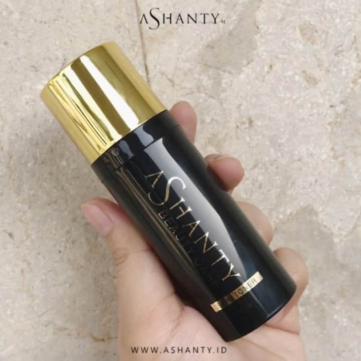 ASHANTY BEAUTY CREAM OFFICIALのインスタグラム：「Skin Toner by Ashanty mampu membersihkan kulit wajah secara maksimal. Karena membersihkan wajah tidak cukup hanya dengan facial wash, bersihkan wajah menggunakan toner setelah mencuci wajah agar wajah semakin lebih bersih dan cerah berseri 😍  Toner anti aging by Ashanty mampu membersihkan coretan pulpen dan spidol apalagi membersihkan sisa debu dan kotoran yang menempel pada kulit wajahmu 🖤  _____________________________ Informasi dan pemesanan  Ashanty Beauty Cream Chat Via WA: 087778489900 WA: 081293823950 WaA: 085781140354 WA: 081287388885 ⚡️ Fast Respons Click Link On Bio Instagram @ashantyid ❣️ ______________________________ #ashantybeautycream #creamashanty #skincareashanty #skincare #skincareartis #skincarelokal #creamwajah #creamperawatanwajah #obatjerawat #jerawat #kosmetik #krimwajah #creamwajah #whiteningcream #ashantyid #ashanty #ahha #kepastian #aurelhermansyah」