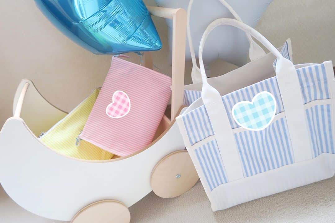 Mai Wakimizuのインスタグラム：「ママバッグやオムツポーチはRosy Monsterのものを使ってます♡産前にオーダーして寝かせてました＼(^o^)／息子の名前刺繍入りで世界に一つ♡全部カラーを変えて大正解！見てるだけで気分あがる♡ #rosymonster#ママコーデ」