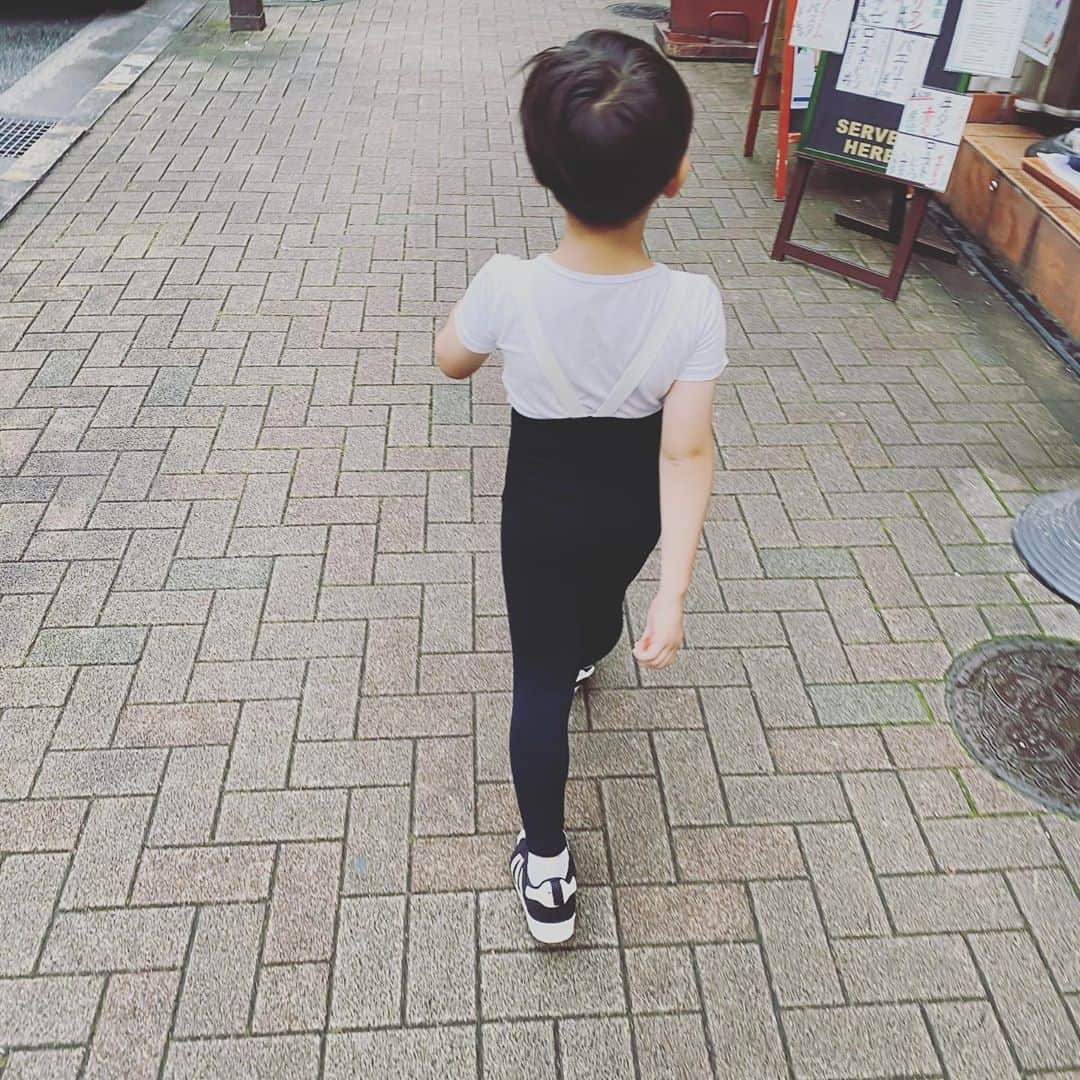 浜島直子さんのインスタグラム写真 - (浜島直子Instagram)「おっきくなったなぁ。 好きな女の子につられてやり始めたバレエも、意外と楽しそうでもう1年以上。 シュッとしちゃって、もう肉団子じゃないなぁ。 ・ #でもまだ呼ばせておくれよ #我が愛しの #暴れ肉団子 #いくつまで甘えてくれるかな #今のうちに #ホッペこねくり回しておこう」8月3日 13時12分 - hamaji_0912