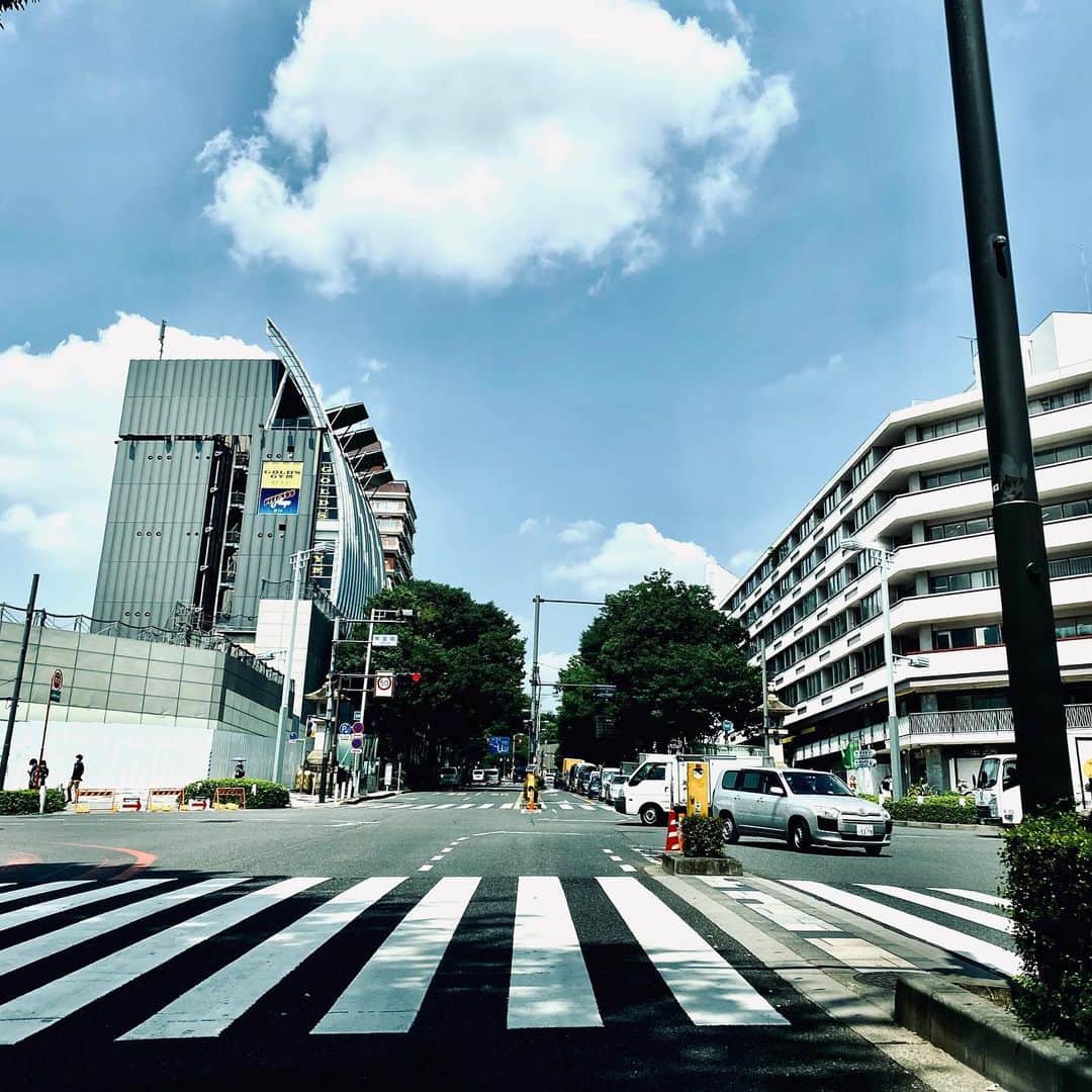 片山正通さんのインスタグラム写真 - (片山正通Instagram)「夏の雲 @ 表参道と明治通りの交差点  Summer clouds. @ Omotesando and Meiji Street intersection」8月3日 13時10分 - masamichi_katayama