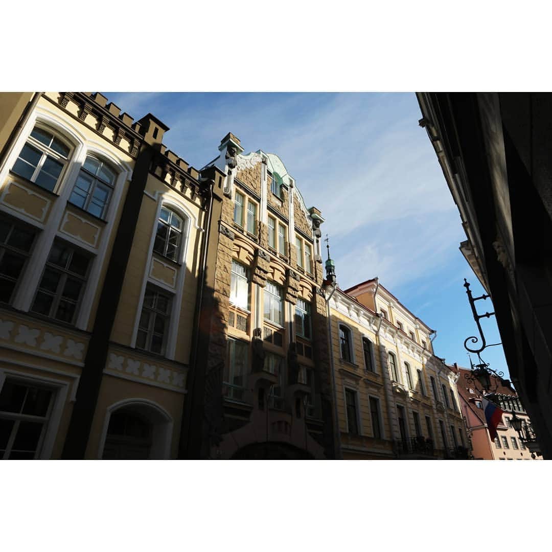テレビ朝日「世界の街道をゆく」さんのインスタグラム写真 - (テレビ朝日「世界の街道をゆく」Instagram)「エストニアの首都タリン。堅固な門の内側に旧市街が広がります。熟年紳士が「ここは昔から人々が暮らして来た下町だ」と言います。 広場に立てば、時が逆戻りする感覚に囚われました。この日は中世の市が開かれる日。町の人々が当時の衣装に身を包み街に繰り出していました。 13世紀デンマーク王が統治し、その後ドイツ人が入植を始め、ハンザ同盟都市として大きく繁栄した時代の賑わいが髣髴としてきます。3人姉妹と呼ばれる建物は、上皇御夫妻が滞在したこともある由緒あるホテルです。歴史が匂い立つ街。30年前のソ連からの独立も、やがて歴史の1ページになっていくと女性が呟きました。 現代建築が建ち並ぶ新市街を行けば、IT先進国として世界に名を馳せるこの国の新たな躍動を感じられます。独立後に生まれた世代の笑顔に、エストニア、ラトビア、リトアニア、それぞれの国の歴史と文化を繋いだ「バルトの道」を想い、この旅を終わります。  #世界の街道をゆく #キヤノン #テレビ朝日 #坂東巳之助 #canon #歴史と文化を繋いだ人々の道 #バルト三国 #エストニア #タリン #estonia #tallinn #eesti」8月3日 13時11分 - tvasahi_kaidou