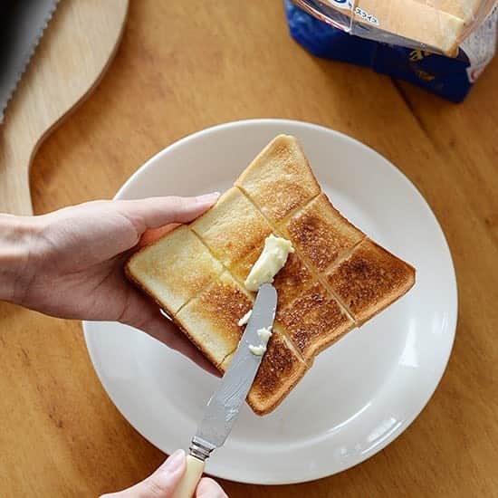 北欧、暮らしの道具店さんのインスタグラム写真 - (北欧、暮らしの道具店Instagram)「やっぱり格別！いつものパンが劇的においしくなる「バルミューダ」のトースター🍞 . - - - - - - - - - - - - 「いつもと同じパンなのに、 香りも食感もちがう！」と 嬉しくなる、BALMUDAのトースターが入荷です。 . トースト、チーズトースト、フランスパン、 クロワッサン、と焼くパンに合わせた 4つのモードが用意されています。  冷凍されたパンでも簡単に、 サクッ、フワッ、モチッ！ スチームにより、窯から出したばかりの 焼きたてのような味を再現してくれますよ。 . スチームを使用せず、 170、200、230℃の3つの温度から選んで 上下のヒーターだけをつければ、 お餅の焼き上げやグラタンなどはもちろん、 庫内を一定の温度に保って焼き続けるので、 クッキーなどの簡単なお菓子作りにも◎ . 野菜をアルミホイルや耐熱皿に並べ、 オリーブオイルをかけてシンプルに グリルするのもオススメです。  これ1台でお料理の幅がみるみる広がりそうですね。 . - - - - - - - - - - - - BALMUDA The Toaster/バルミューダ ザ・トースター（ホワイト・ブラック） . ▶お買いものはプロフィールのリンクからどうぞ→@hokuoh_kurashi ・ ▶プロフィール画面の「ショップ」ボタンからも、お買いものいただける商品がご覧いただけますよ→@hokuoh_kurashi ・ #kitchen#kitchendesign#kitchenware#food#foodstagram#BALMUDA#toaster#morning#バルミューダ#トースター#朝#朝ごパン#おいしいごはん#今日のごはん#シンプル#シンプルライフ#シンプルデザイン#暮らしを楽しむ#日々の暮らし#北欧#暮らし#北欧暮らしの道具店」8月3日 13時17分 - hokuoh_kurashi