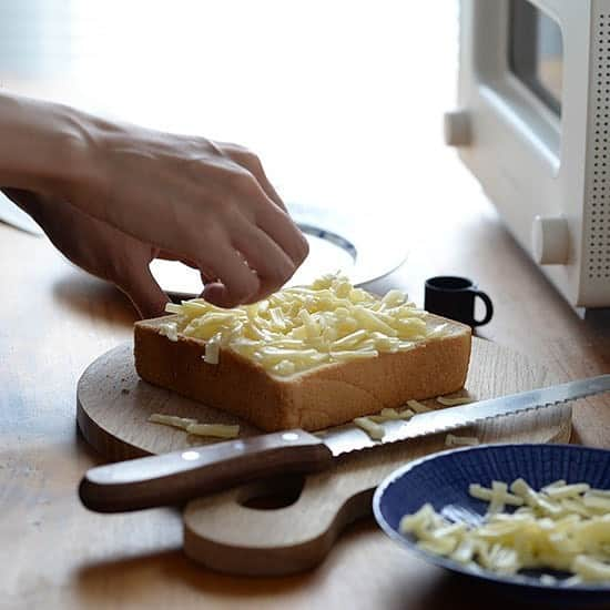 北欧、暮らしの道具店さんのインスタグラム写真 - (北欧、暮らしの道具店Instagram)「やっぱり格別！いつものパンが劇的においしくなる「バルミューダ」のトースター🍞 . - - - - - - - - - - - - 「いつもと同じパンなのに、 香りも食感もちがう！」と 嬉しくなる、BALMUDAのトースターが入荷です。 . トースト、チーズトースト、フランスパン、 クロワッサン、と焼くパンに合わせた 4つのモードが用意されています。  冷凍されたパンでも簡単に、 サクッ、フワッ、モチッ！ スチームにより、窯から出したばかりの 焼きたてのような味を再現してくれますよ。 . スチームを使用せず、 170、200、230℃の3つの温度から選んで 上下のヒーターだけをつければ、 お餅の焼き上げやグラタンなどはもちろん、 庫内を一定の温度に保って焼き続けるので、 クッキーなどの簡単なお菓子作りにも◎ . 野菜をアルミホイルや耐熱皿に並べ、 オリーブオイルをかけてシンプルに グリルするのもオススメです。  これ1台でお料理の幅がみるみる広がりそうですね。 . - - - - - - - - - - - - BALMUDA The Toaster/バルミューダ ザ・トースター（ホワイト・ブラック） . ▶お買いものはプロフィールのリンクからどうぞ→@hokuoh_kurashi ・ ▶プロフィール画面の「ショップ」ボタンからも、お買いものいただける商品がご覧いただけますよ→@hokuoh_kurashi ・ #kitchen#kitchendesign#kitchenware#food#foodstagram#BALMUDA#toaster#morning#バルミューダ#トースター#朝#朝ごパン#おいしいごはん#今日のごはん#シンプル#シンプルライフ#シンプルデザイン#暮らしを楽しむ#日々の暮らし#北欧#暮らし#北欧暮らしの道具店」8月3日 13時17分 - hokuoh_kurashi