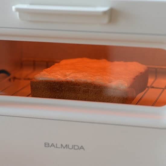 北欧、暮らしの道具店さんのインスタグラム写真 - (北欧、暮らしの道具店Instagram)「やっぱり格別！いつものパンが劇的においしくなる「バルミューダ」のトースター🍞 . - - - - - - - - - - - - 「いつもと同じパンなのに、 香りも食感もちがう！」と 嬉しくなる、BALMUDAのトースターが入荷です。 . トースト、チーズトースト、フランスパン、 クロワッサン、と焼くパンに合わせた 4つのモードが用意されています。  冷凍されたパンでも簡単に、 サクッ、フワッ、モチッ！ スチームにより、窯から出したばかりの 焼きたてのような味を再現してくれますよ。 . スチームを使用せず、 170、200、230℃の3つの温度から選んで 上下のヒーターだけをつければ、 お餅の焼き上げやグラタンなどはもちろん、 庫内を一定の温度に保って焼き続けるので、 クッキーなどの簡単なお菓子作りにも◎ . 野菜をアルミホイルや耐熱皿に並べ、 オリーブオイルをかけてシンプルに グリルするのもオススメです。  これ1台でお料理の幅がみるみる広がりそうですね。 . - - - - - - - - - - - - BALMUDA The Toaster/バルミューダ ザ・トースター（ホワイト・ブラック） . ▶お買いものはプロフィールのリンクからどうぞ→@hokuoh_kurashi ・ ▶プロフィール画面の「ショップ」ボタンからも、お買いものいただける商品がご覧いただけますよ→@hokuoh_kurashi ・ #kitchen#kitchendesign#kitchenware#food#foodstagram#BALMUDA#toaster#morning#バルミューダ#トースター#朝#朝ごパン#おいしいごはん#今日のごはん#シンプル#シンプルライフ#シンプルデザイン#暮らしを楽しむ#日々の暮らし#北欧#暮らし#北欧暮らしの道具店」8月3日 13時17分 - hokuoh_kurashi