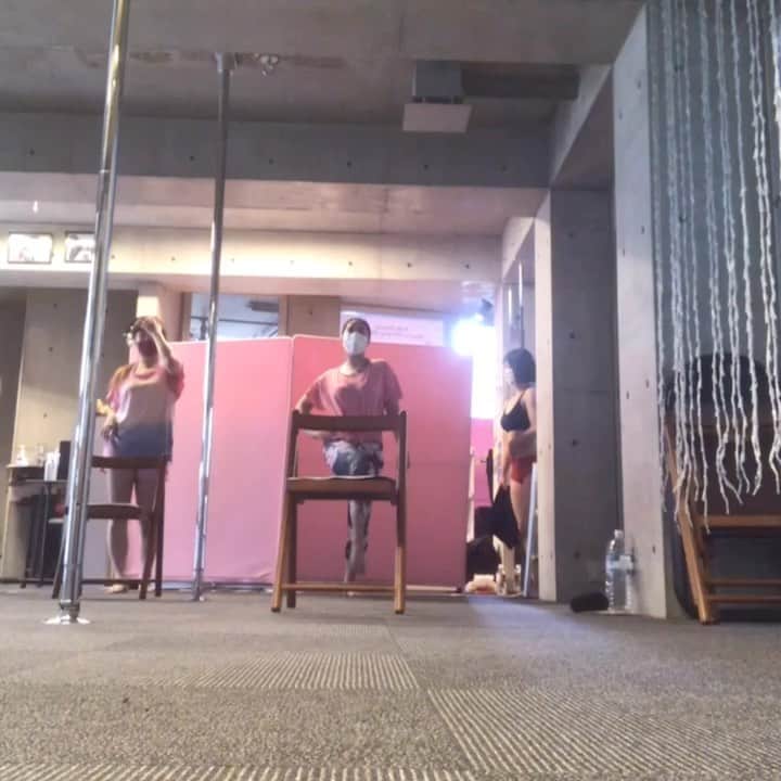のインスタグラム：「#ボトムス：#eka @ekalosangelesjapan (CE040262)  フラワーレギンス履いて練習ー  #dance  #acrochair  #脚 #トレーニング #椅子 #イス #チェアー #chair #training #fitness #fit #body #workout #happy #instagood #style #instafollow #followme #girl #ladies #love #PR @woomy.me」