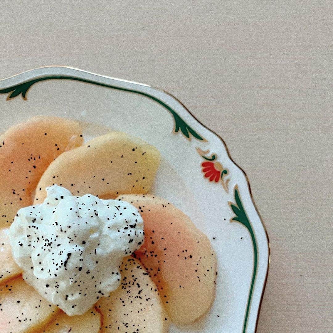 豊泉志織さんのインスタグラム写真 - (豊泉志織Instagram)「一度食べてみたかった 桃のアールグレイマリネ🍑 @_s_c_a_l_e_s_  さんを参考にしました☺︎  マスカルポーネと水切りヨーグルトを 混ぜたものを添えましたが 美味しかった、、、🍑 . #桃アールグレイ #桃のアールグレイマリネ」8月3日 13時36分 - shiori_toyoizumi