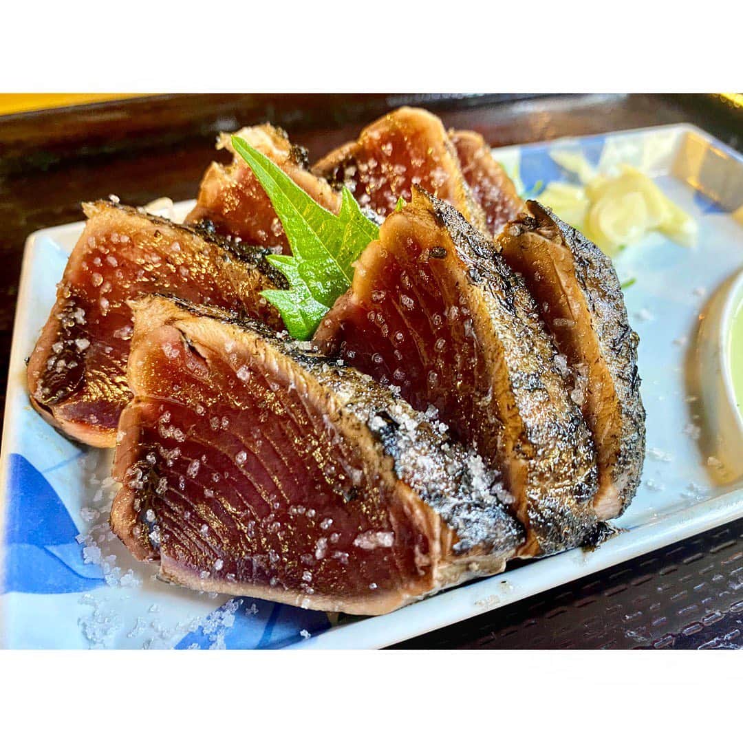 のインスタグラム：「Hirome market🐟 帰る前に、高知市内にあるひろめ市場へ。 高知に来たらカツオの藁焼きのタタキ✨（明神丸） この日はすごく暑かったので、デザートも。（マンテンノホシ） . #奈沙ログ #奈沙ログin高知  #奈沙旅in高知  #hiromeichiba #hiromemarket #kochi #shikoku #japan #bonito #icecteam #softcream #parfait #foodie #foodpix #foodporn #instafood #doodgasm #foodstagram #ひろめ市場 #高知 #四国 #明神丸 #カツオ #カツオのたたき #カツオの藁やき #マンテンノホシ #ソフトクリーム #パフェ #スイーツ #鰹」