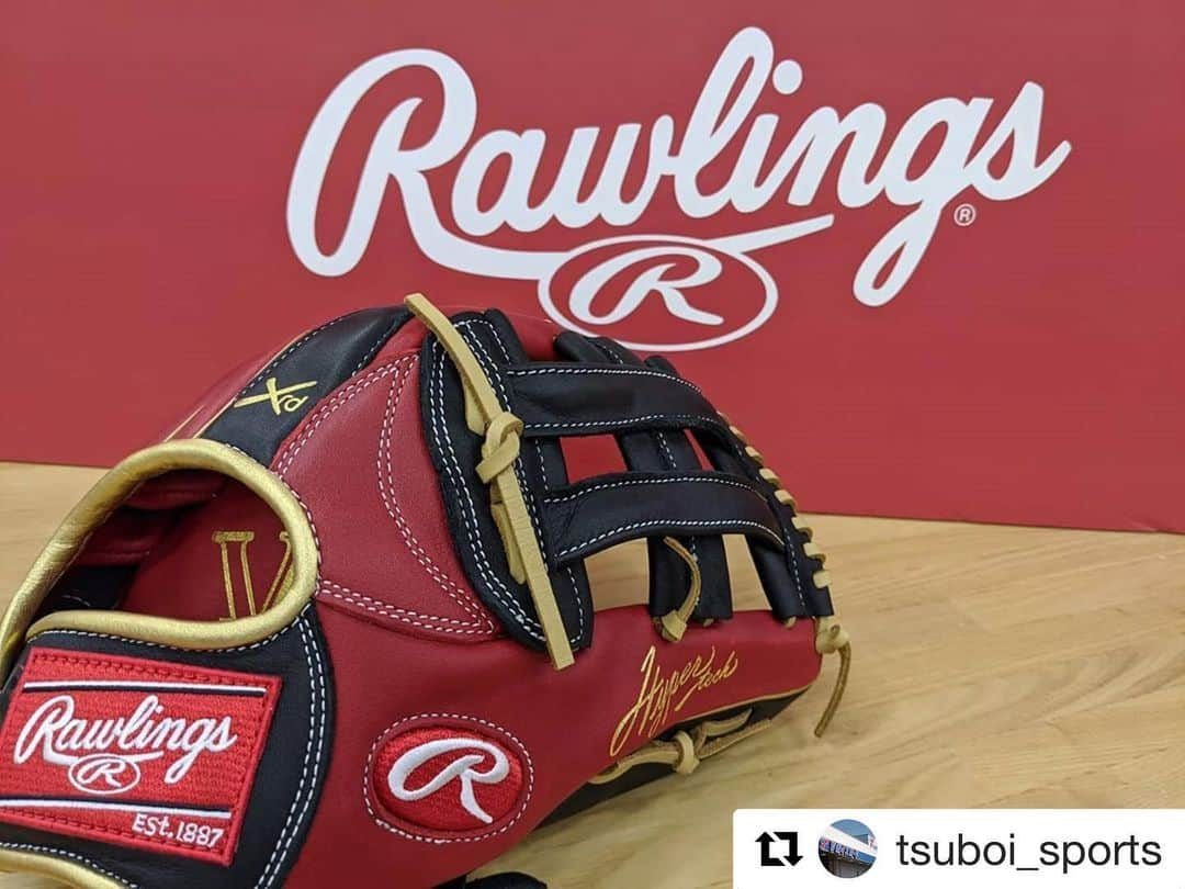 Rawlings Japanさんのインスタグラム写真 - (Rawlings JapanInstagram)「#Repost @tsuboi_sports with @get_repost ・・・ 【グラブで季節を感じる】 ･ 今日も1日お疲れ様です！林です！ ･ ローリングス2020秋・冬モデルのソフトグラブが登場！ ･ これは美しい。美しすぎる。 ･ 落ち着いた色使いで大人らしさも感じ取れますね！ ･ このグラブを見ながらちょっと良い紅茶を飲みたいです😋 ･ 男性、女性共に扱いやすいグラブとなっております！ ･ 1度手に取ってみてはいかがですか？ ･ 明日からも頑張りましょう😏 ･ ※お問い合わせに関しましては、下記のアドレス宛にご連絡お願い致します。 . info@tsuboi-sports.com . . #ツボイスポーツ #野球 #ソフトボール #硬式野球 #軟式野球 #草野球 #大学野球 #高校野球 #中学野球 #少年野球 #草ソフト #大学ソフト #高校ソフト #中学ソフト #女子ソフト#野球専門店 #野球好きな人と繋がりたい#ローリングス @rawlings_japan_llc」8月3日 13時47分 - rawlings_japan_llc