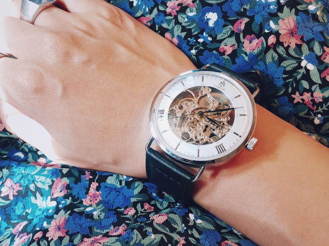 永田レイナさんのインスタグラム写真 - (永田レイナInstagram)「インスタライブや写真で時計が映るたびに 「どこのですか？」と聞かれることが多いので再投稿。 @loborjapan の〈PLANETARIUM HOCKNEY〉です ⌚︎ デザインがちょっと特徴的ですよね。 シルバーもゴールドも入っているのでアクセサリーと合わせやすく、文字盤も大きいのでお気に入り。 . . . #lobar #lobarjapan #watches #ロバー #腕時計 #時計 #手元倶楽部」8月3日 13時49分 - reina_nagata