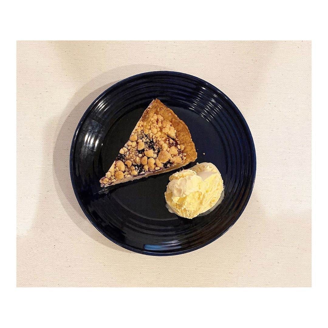 柿崎裕美のインスタグラム：「久しぶりに、 大好きなグラニースミスの アップルパイ🍎❤  お皿に、バニラアイスを添えてみた😉 美味しかったー☺️☺️  #grannysmith #アップルパイ #リコッタチーズとブルーベリーのアップルパイ」