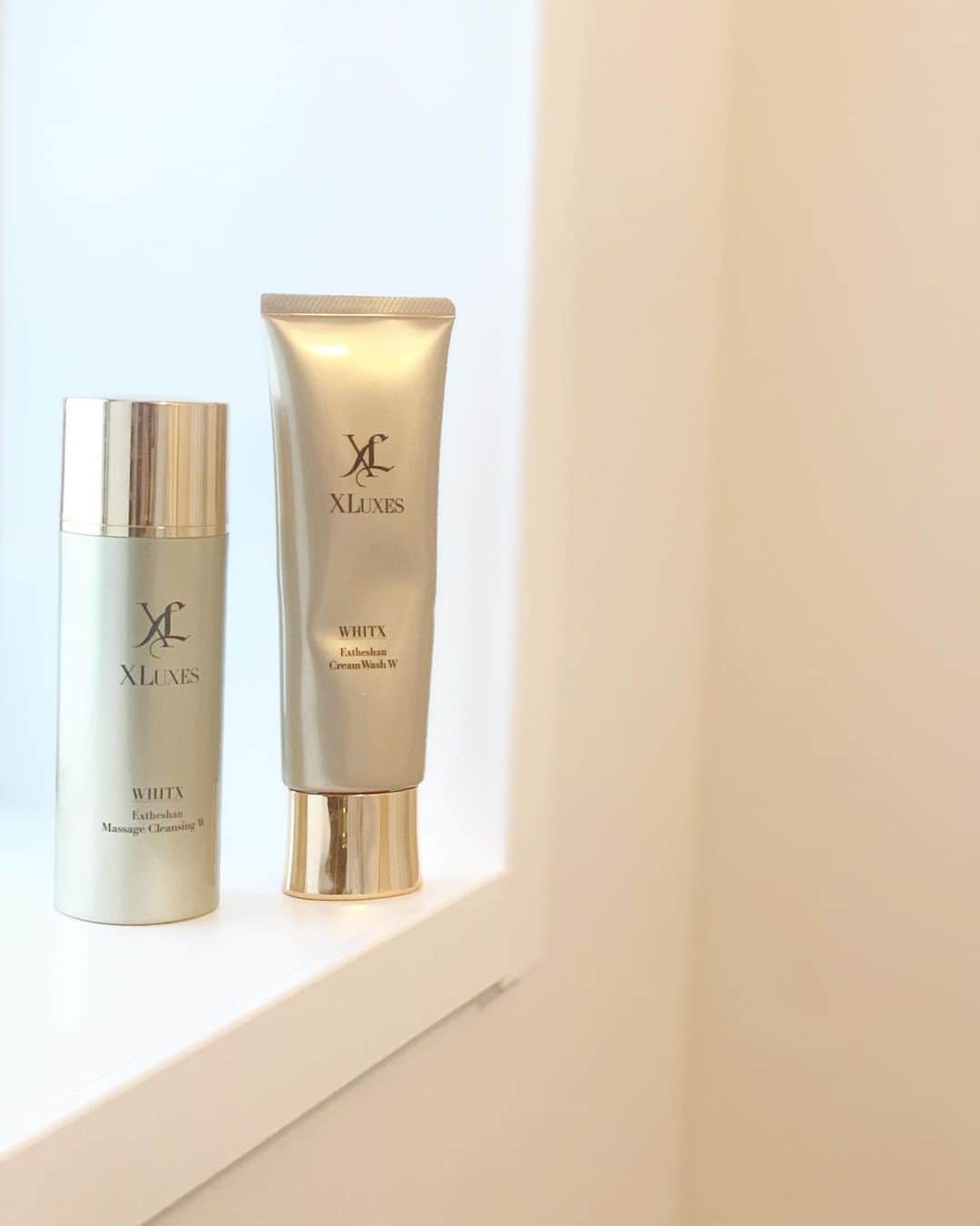 のインスタグラム：「ヒト幹細胞培養液の青山のサロンのXLUXES から新商品♡﻿ ﻿ ﻿ ﻿ ヒト幹細胞培養液10%増量した、エグゼティシャンマッサージクレンジングW & クリームウォッシュWと、クリームウォッシュW♡﻿ ﻿ ﻿ ﻿ 攻めのエイジングケアで、﻿ 毛穴の黒ずみ、ハリや弾力ケアしてくれて﻿ ﻿ 守りのエイジングケアで、﻿ 紫外線や活性酸素による、ダメージケアくれる♡﻿ ﻿ ﻿ ﻿ ﻿ クレンジングと洗顔なのにちゃんと肌へのケアバッチリな新商品、洗い上がりも突っ張らず、ちゃんと潤いキープしてくれるよー♡﻿ ﻿ ﻿ 是非是非♡﻿ ﻿」