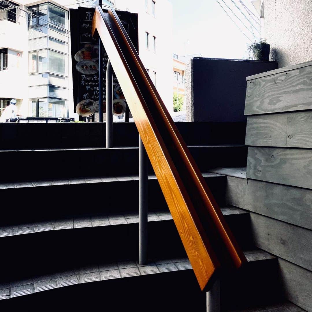 片山正通さんのインスタグラム写真 - (片山正通Instagram)「この手摺りを見るといつも流しそうめんがやりたくなる。@千駄ヶ谷 Whenever I see this handrail, I always want to do Nagashi Soumen.@ Sendagaya」8月3日 13時59分 - masamichi_katayama