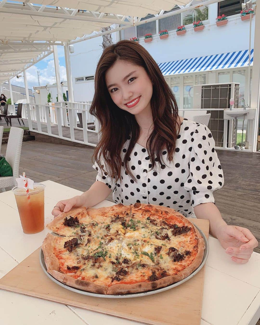 八軒あやねさんのインスタグラム写真 - (八軒あやねInstagram)「クラフトサーカスで島ピザ🍕 淡路牛と淡路玉ねぎの SUKIYAKI ピッツァをチョイス🤙💕 . めちゃくちゃおっきいねん🤤 お腹いっぱいなった〜🌈 . 海を眺めながらテラスで食べるのがオススメ🥰 . . . #クラフトサーカス　#島ピザ　#クラフトサーカス淡路島　#淡路島　#淡路島観光　#淡路島カフェ　#兵庫　#兵庫県　#pr」8月3日 14時01分 - ayagram_8_