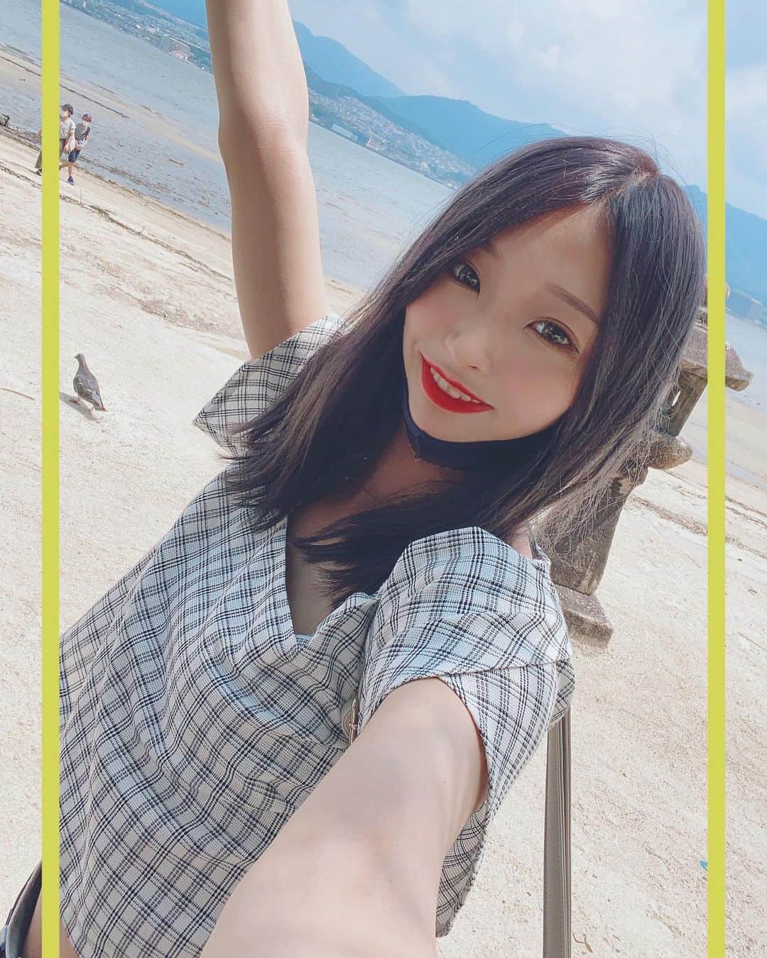 綺音のインスタグラム：「みやじまーーーーー！！🌞🌴✨ #宮島 #宮島観光  . 今年初めて夏っぽいことできた、、、 このまま海さえも見れずに夏終わるとか耐えられんから、宮島満喫しました笑😇 屋台は諦めるかと思ってたけど 宮島には屋台もありけりでした。最高。 夏といえば海とお祭りと花火と屋台でしょ🦋 今年の夏最後の羽根伸ばしでもいいくらい めちゃめちゃゆーったり楽しめました◎！ . #神薙ラビッツ #海 #夏服 #海辺 #アイドル」