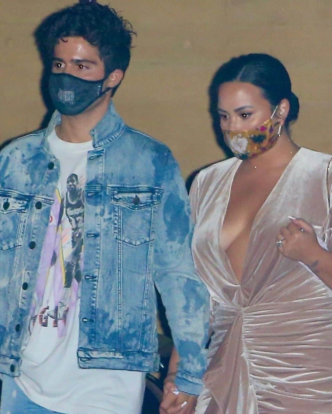 Just Jaredさんのインスタグラム写真 - (Just JaredInstagram)「@ddlovato & fiancé @maxehrich hold hands as they head home after date night! #DemiLovato #MaxEhrich Photos: Backgrid」8月3日 14時16分 - justjared