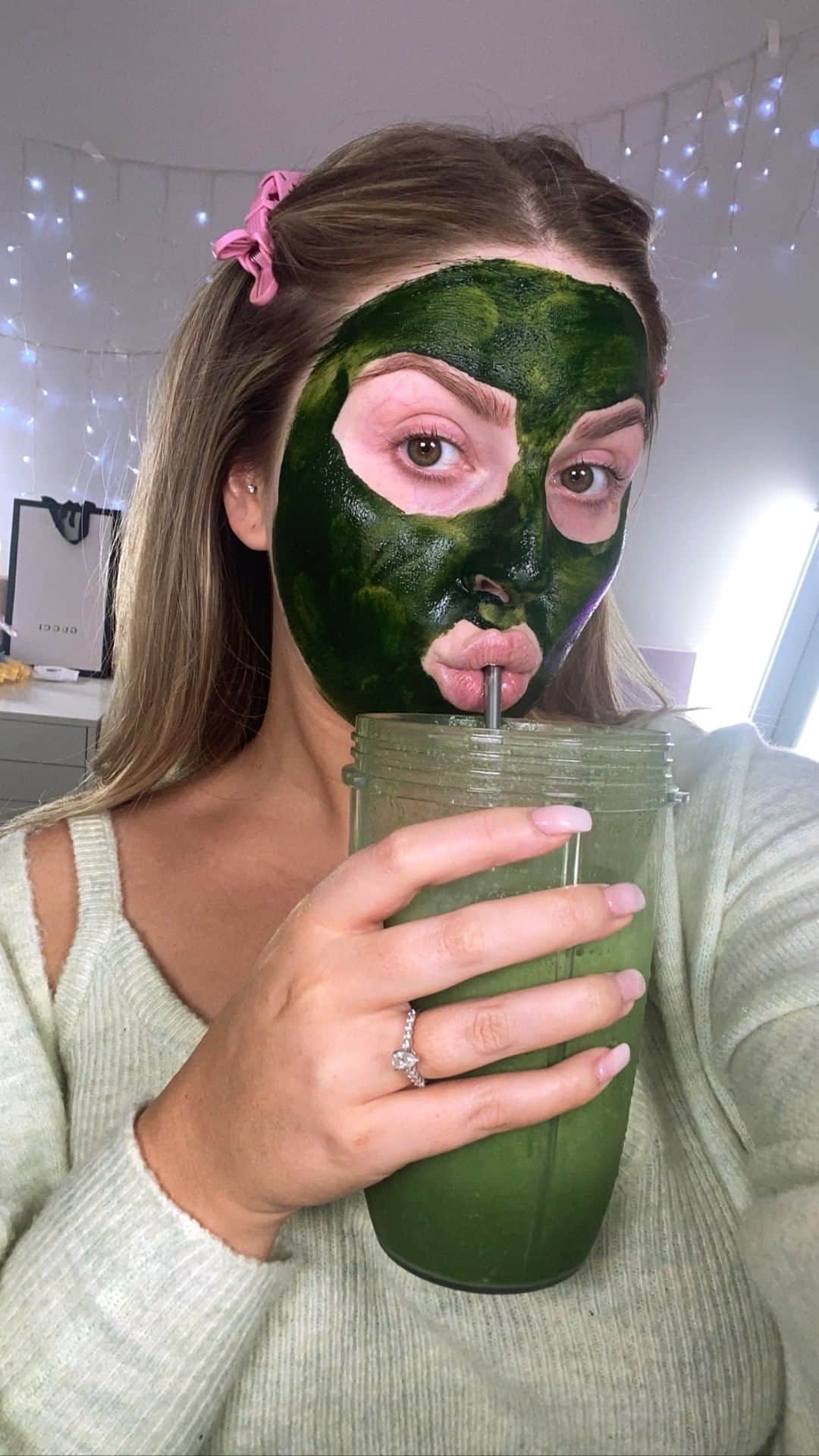 のインスタグラム：「Thanks to @biogenesis_au I am out here living my Princess Fiona dreams! 💚 You all know how much I LOVE including superfoods in my smoothies to get some extra goodness and vitamins, and now I get to smear them all over my face at the same time 😂 This Beauty Superfood mask not only has Marine Collagen, Vitamin E, Vitamin C, and and Omega 3 & 6 BUT it also has one of the most powerful superfoods on earth - Chlorella! 👀 Chlorella is a single-celled, freshwater algae and I am obsessed with how it makes me feel, and how it treats the skin! 🥰 this magic mask is also Aussie made! 🏝️ Use my discount code SHAAANXO on https://bit.ly/BioGenesisAustralia if you want to give it a try 💞 #biogenesisbenefits #biogenesis_au #ad」