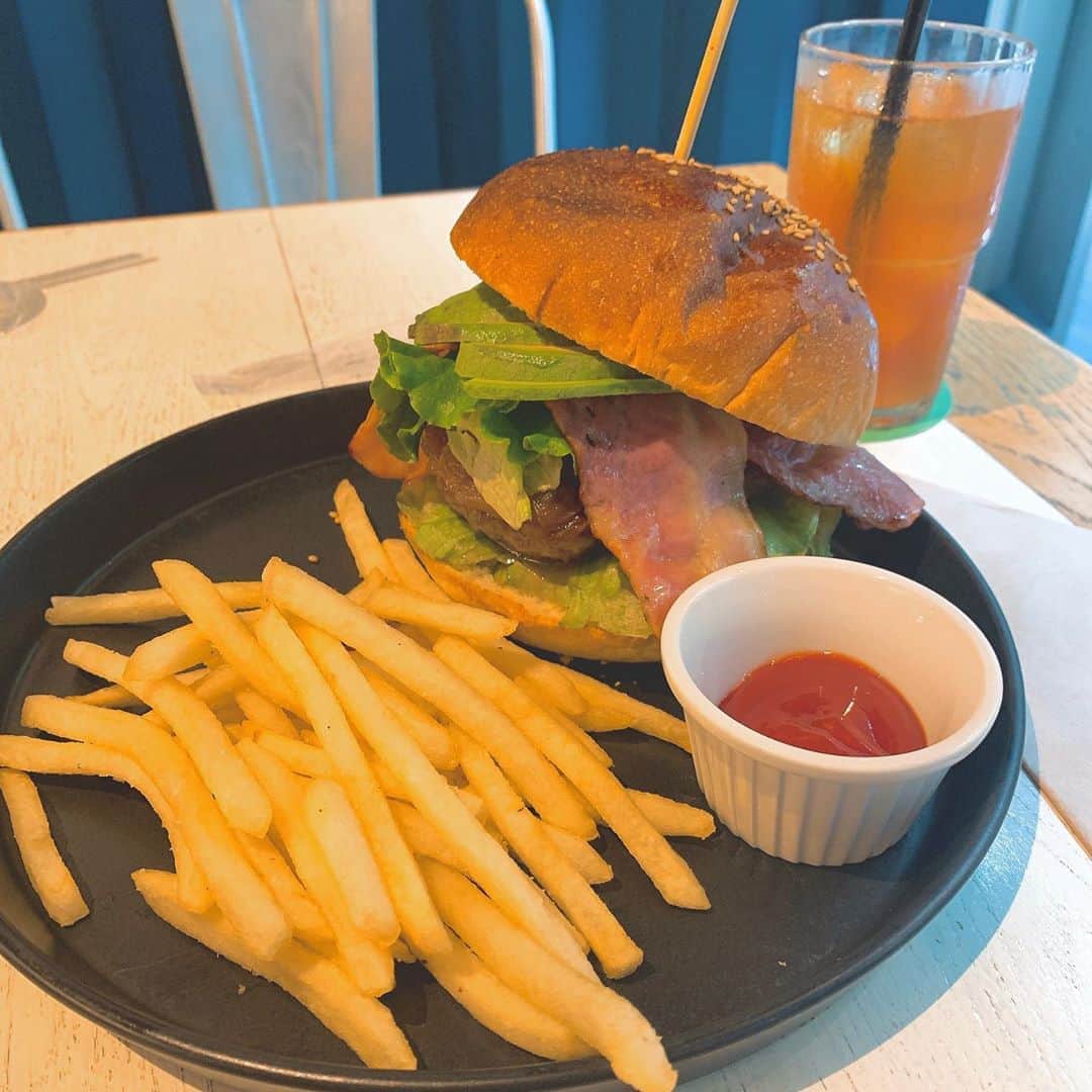 山岸理子のインスタグラム：「* 前に食べたハンバーガー🍔美味しかった☺︎けど食べるの大変だった。笑 ・ ・ ・ ・ #tsubaki_factory #山岸理子 #lunch #原宿 #ハンバーガー #cafestudio」