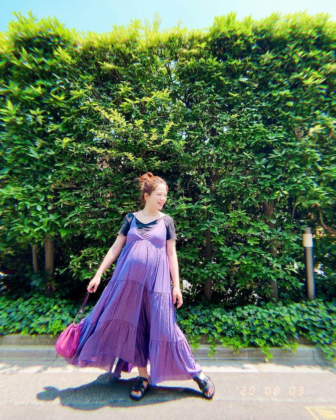 高山直子さんのインスタグラム写真 - (高山直子Instagram)「後ろが可愛いワンピ💜 一気に暑すぎて無理ー😂😵 すぐ帰宅帰宅！🎐 ワンピース: @venit_official カットソー: @la_balance_online.s サンダル: @churchs バッグ: @fillthebill_mercantile チョーカー: @ader_official  #マタニティコーデ #35w」8月3日 14時34分 - nao_70koro