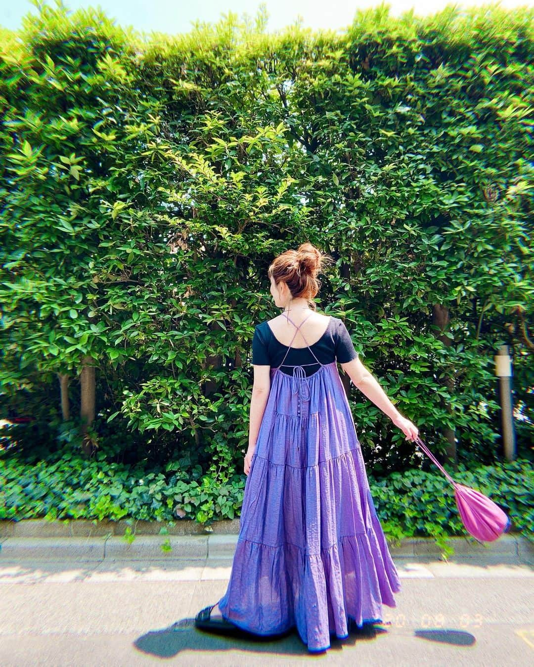 高山直子さんのインスタグラム写真 - (高山直子Instagram)「後ろが可愛いワンピ💜 一気に暑すぎて無理ー😂😵 すぐ帰宅帰宅！🎐 ワンピース: @venit_official カットソー: @la_balance_online.s サンダル: @churchs バッグ: @fillthebill_mercantile チョーカー: @ader_official  #マタニティコーデ #35w」8月3日 14時34分 - nao_70koro