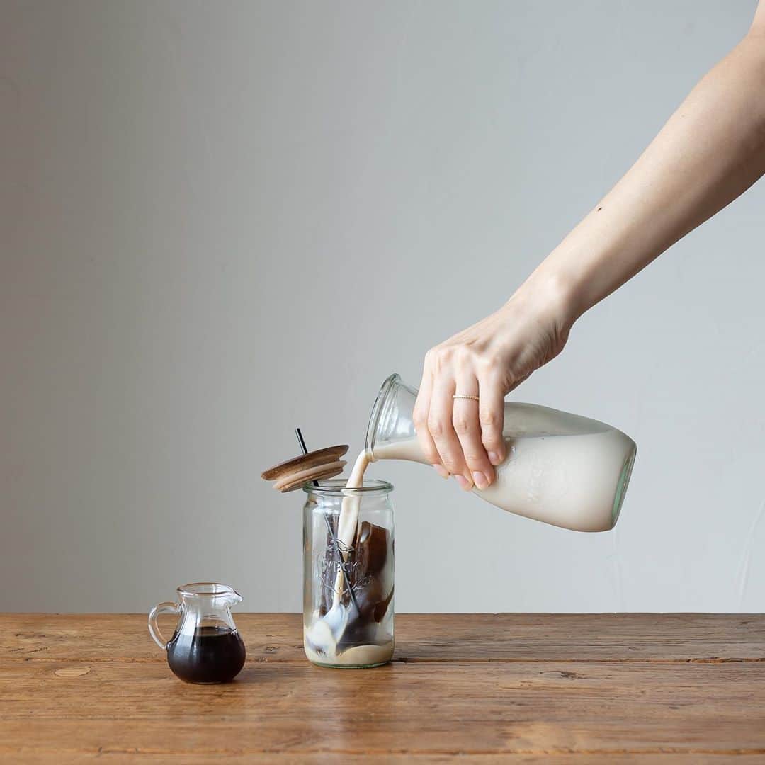 cafe_no_maのインスタグラム：「Coffee ice cubes + almond milk . アイスカフェオレ 濃いめのコーヒーで作った氷にミルクを少しずつかけて楽しむ、氷の溶けていく様子を見ながらほっと一息つくのが何より贅沢な時間です。 . 近頃は牛乳の代わりにアーモンドミルクで割るのがお気に入り。ちょっとあっさりとした味わいのカフェオレです。 . 写真のガラス容器など　@cafenoma.styleでは普段使いしているお気に入りの物など『カフェノマの暮らしにあるモノの紹介』をしています。」