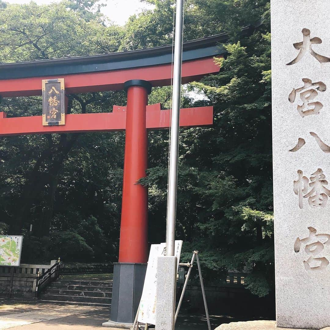 上田祥子さんのインスタグラム写真 - (上田祥子Instagram)「杉並の大宮八幡宮へ。1063年創建の由緒ある神社で東京のへそと呼ばれる子育て厄除け八幡様です。弥生時代の祭祀遺跡や族長の居住跡が発掘されているそうで、ここは古代よりかなりの聖域だったと思われます。縁結びの神社としても有名ですね。御神水も頂けます。幸福がえるは次回の参拝の楽しみに。 #大宮八幡宮 #東京のへそ #縁結び #子育て厄除け #⛩ #杉並区 #神社 #神社参拝 #御神水 #幸福がえる」8月3日 14時35分 - uedasachikoinsta