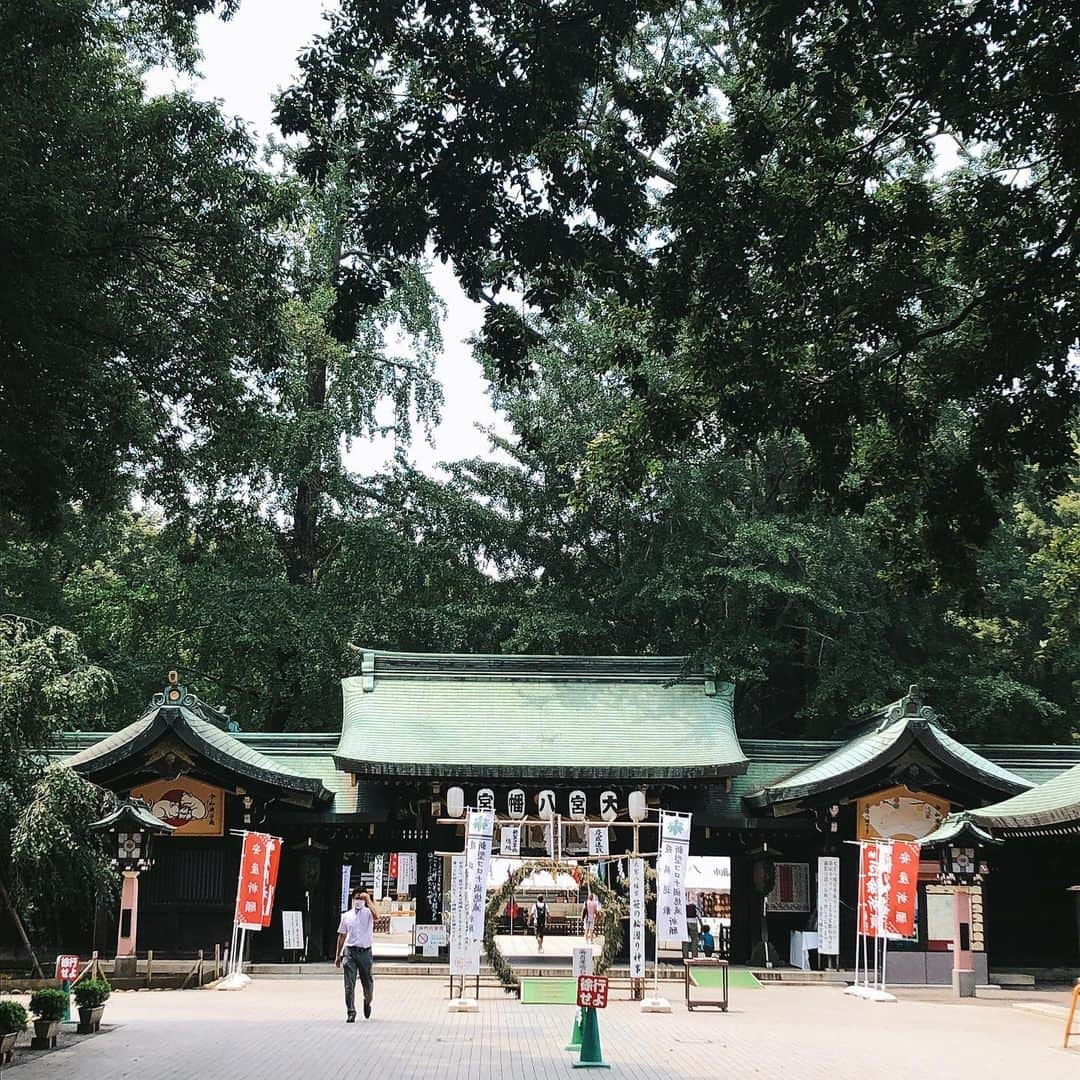 上田祥子さんのインスタグラム写真 - (上田祥子Instagram)「杉並の大宮八幡宮へ。1063年創建の由緒ある神社で東京のへそと呼ばれる子育て厄除け八幡様です。弥生時代の祭祀遺跡や族長の居住跡が発掘されているそうで、ここは古代よりかなりの聖域だったと思われます。縁結びの神社としても有名ですね。御神水も頂けます。幸福がえるは次回の参拝の楽しみに。 #大宮八幡宮 #東京のへそ #縁結び #子育て厄除け #⛩ #杉並区 #神社 #神社参拝 #御神水 #幸福がえる」8月3日 14時35分 - uedasachikoinsta