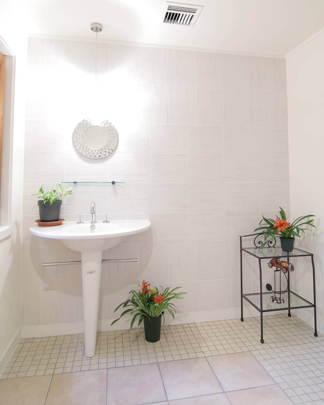 参會堂－SANKAIDO－さんのインスタグラム写真 - (参會堂－SANKAIDO－Instagram)「【真っ白な洗面所】  真っ白な空間の中に、シンプルながら洗練されたスタイルを感じる洗面所。  サイドの窓から自然光も入り、空間の適度な湿度で観賞用の植物もイキイキと育ちます。  洗面所のような空間には、お手入れが楽なポトスなどの観葉植物がオススメです。 . . ----------------- more→ @sankaidostyle ----------------- . #洗面所 #造作洗面台 #鏡 #造作鏡 #洗面台 #水回り #ナチュラルインテリア #北欧 #暮らし #暮らしを楽しむ #マイホーム #住宅 #家 #インテリア #ヨーロッパ住宅 #ヨーロッパの家 #ヨーロピアンスタイル #デザイン住宅 #輸入住宅 #規格住宅 #建築設計 #注文住宅 #myhome #house #home #interior #design #SANKAIDO #参會堂 #参會堂style」8月3日 14時45分 - sankaido_house