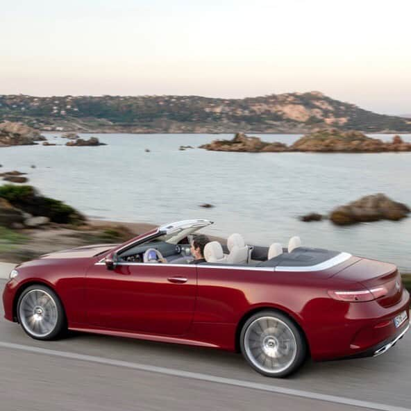 メルセデス・ベンツさんのインスタグラム写真 - (メルセデス・ベンツInstagram)「Thanks to our AIRCAP ® technology, the new E-Class Cabriolet raises the standards of top down driving. It’s the first car to feature this intelligent draught-stop system, which reduces interior turbulence to maximize acoustic comfort for all four passengers. via @mercedesbenzusa  #MercedesBenz #Cabriolet #Mercedes #Benz #cabrio #convertible」8月3日 14時47分 - mercedesbenz