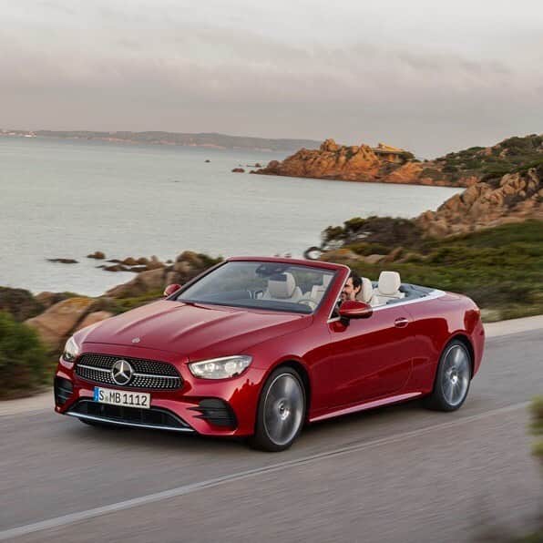 のインスタグラム：「Thanks to our AIRCAP ® technology, the new E-Class Cabriolet raises the standards of top down driving. It’s the first car to feature this intelligent draught-stop system, which reduces interior turbulence to maximize acoustic comfort for all four passengers. via @mercedesbenzusa  #MercedesBenz #Cabriolet #Mercedes #Benz #cabrio #convertible」