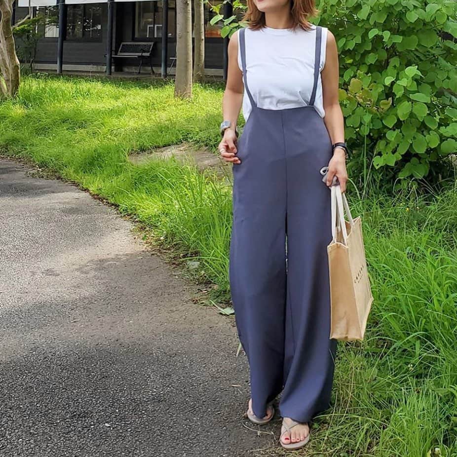 Gu ジーユー さんのインスタグラム写真 Gu ジーユー Instagram サロペットワイドパンツコーデをpick Up こなれ感を演出するサロペットワイドパンツ 肩紐が長めで フロントがすっきり見えする お洒落度高めのデザインがgood くすみブルーと白tのコントラスト