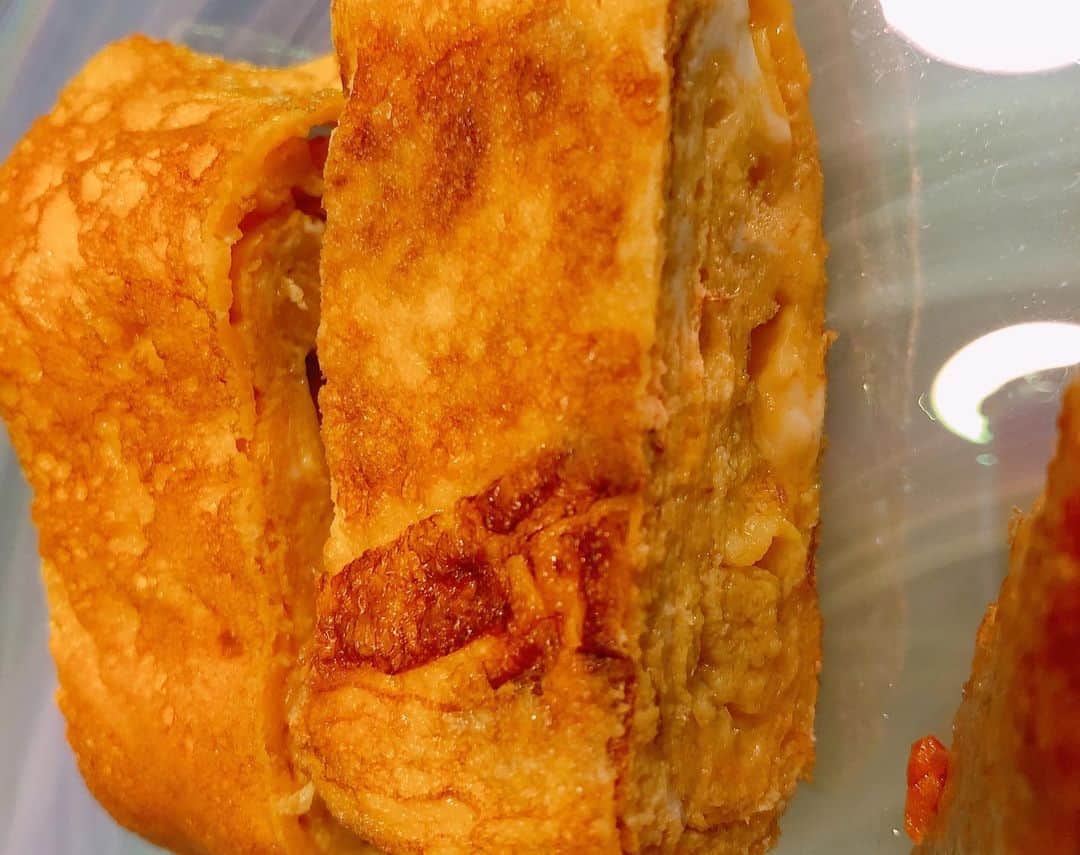 夏奈子さんのインスタグラム写真 - (夏奈子Instagram)「upするまでもない普通のご飯です。笑 とある日の🏠ごはん🍚 卵焼きと、シャケ焼いて、 胡瓜は🥒塩と焼肉のタレで揉んで漬け込んで、白胡麻かけるだけ^ ^  お味噌汁は赤味噌で なめこと豆腐とワカメちゃん。  コロッケはスーパーお惣菜様々です🤗  #卵焼き #甘い派 #シャケ #なめこの味噌汁  #きゅうり  #焼肉のタレと塩 #赤味噌 #コロッケ」8月3日 14時51分 - chankana0609