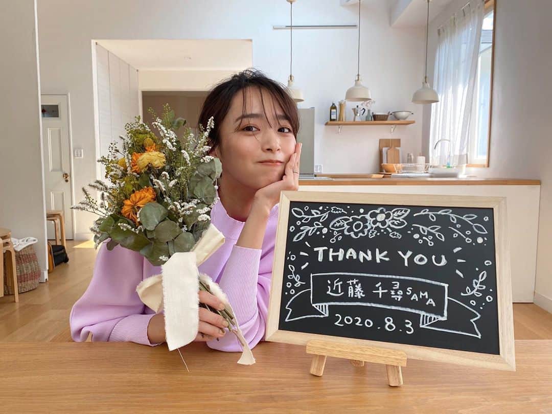 近藤千尋のインスタグラム：「今日現場に来てすぐ こんなプレゼントが🎁😭❤️ すっぽん小町さんの撮影です🌼 出来上がりお楽しみに…🌻❤️ @official_komachi  #すっぽん小町」