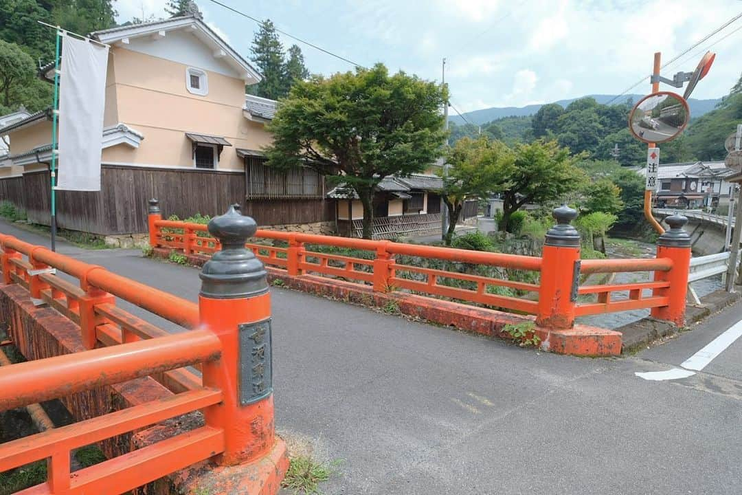 奈良 長谷寺 / nara hasederaさんのインスタグラム写真 - (奈良 長谷寺 / nara hasederaInstagram)「#源氏物語 の#玉かづら に「ふたもとの杉のたちどを尋ねずは ふる川野辺に君を見ましや」(右近)と、 ふる川野辺は二本の杉から降った今の駐車辺りと言われ、連歌橋の親柱にのみその名を残す。  About 1000 years ago, this area was a wharf.  There is a plaza there, and it is said in the old poem that it was a place where people interacted actively.  #長谷寺 #奈良長谷寺 #総本山長谷寺 #花の御寺 #奈良 #hasedera #hasederatemple #temple #japan #japanesetraditional #pilgrimage #nara #tourism #sightseeing #japanesetemple #西国 #西国三十三所 #霊場 #巡礼 #四寺巡礼 #長谷寺が好き」8月3日 14時52分 - hase_dera