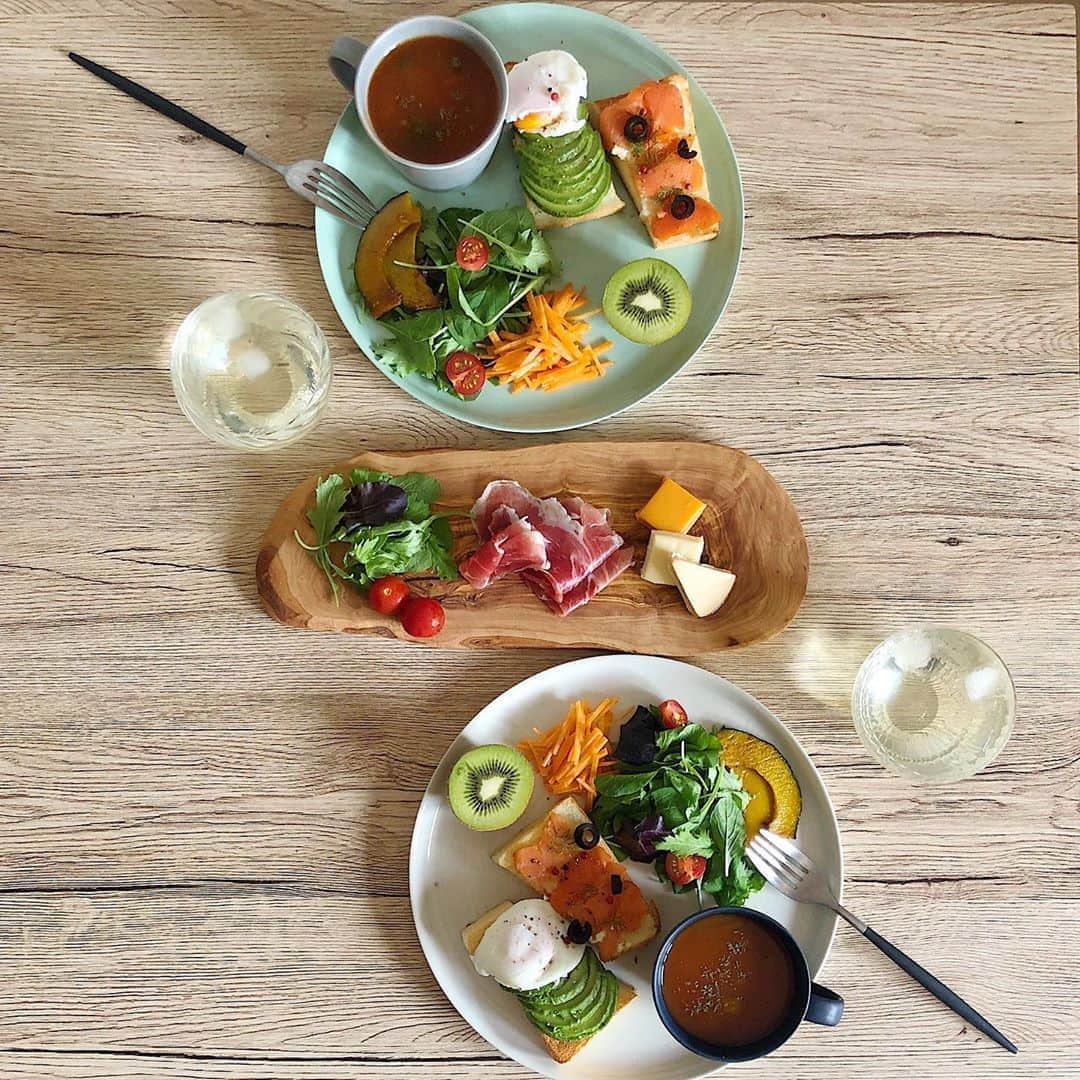 伊藤沙織のインスタグラム：「Hello Monday! This is today’s lunch🍴 . 奈々ちゃん @dera0724 から頂いた @ginza_nishikawa の食パン🍞でトーストプレートランチにしました😋そのまま食べても超絶美味しいの🍞😭👏🏻ハニちゃん @natsukoakahani からのおしゃれカッティングボードや、オーストラリア🇦🇺のブランド @mudaustralia のペアプレートは @yurika_nagafuji から、グラスは @seijitanaka323 、クチポールのカトラリーは @risa__shimada & @ripaaachi からという結婚祝いで頂いた物たちに溢れた写真です📷笑  本当に本当に嬉しい🥺💕ありがとうございます🙇🏻‍♀️大切に使います✨ . #todayslunch  #アボカドトースト  #サーモントースト  #トーストプレート #結婚祝い #プレゼントで成り立ってます 笑」