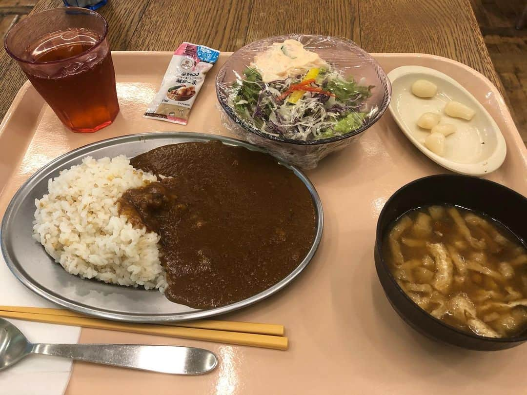 トニーフランクのインスタグラム：「吉本本社の社食。サラダとカレーと味噌汁おかわり自由で300円😭😭ありがたいです😭😭  本日23時からラジオアプリ「stand.FM」にてzazyさんとのラジオ「ZAZYトニーフランクのSHIBUYA MONDAY」配信です」