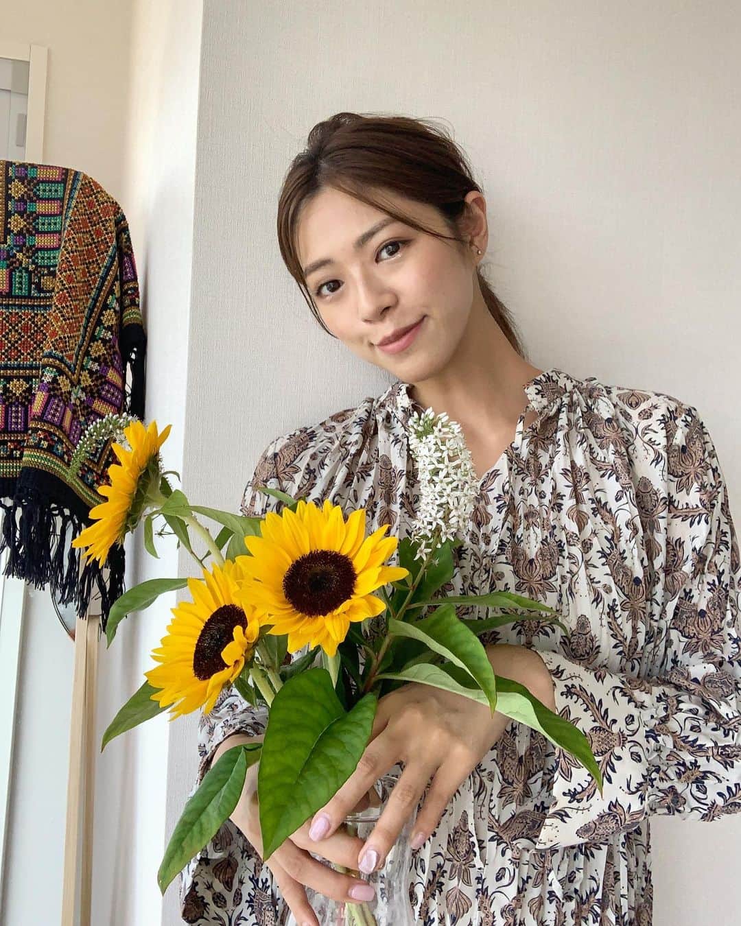 わちみなみのインスタグラム：「花弁が整いすぎてこわいぐらい﻿ 綺麗なひまわり🌻♡﻿ ﻿ ハイフ受けたから顔がすっきりしたかな？﻿ たるみ予防。。😂﻿ ﻿ ﻿ #わちみどり #ひまわり　#夏　#美容 #クリニック #ハイフ」