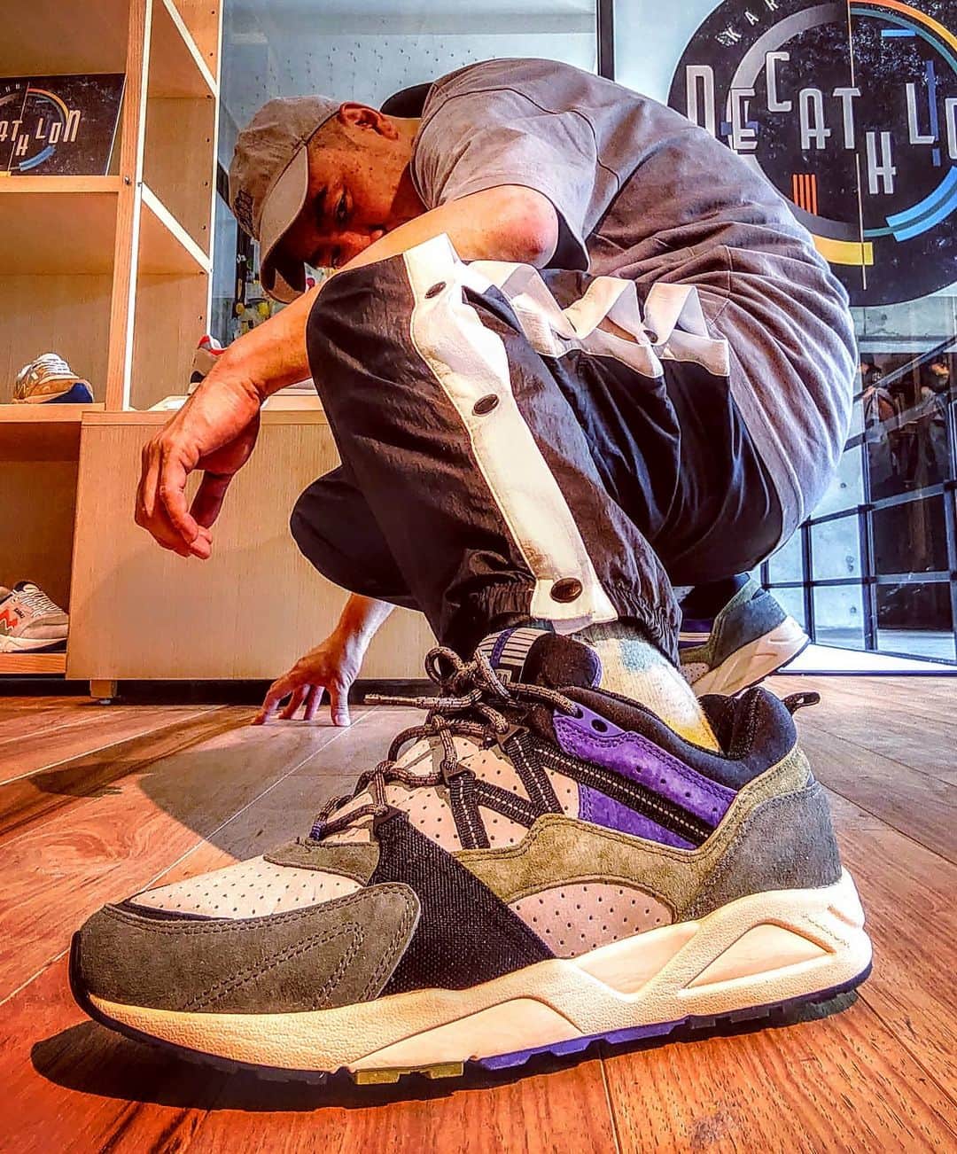 のインスタグラム：「フィンランドのKARHU(カルフ)ってメーカーとロンドンのショップ Foot Patrolのコラボの Fusion 2.0です。某メーカーの三本ラインは1950年代にカルフが先にやってたけどわずかなお金とウィスキーで譲ってあげたそうです。「それ見たことないですね…どこのスニーカーですか？」「なんかフィンランドのスニーカーらしいんよ」ってサラっと言いたい！  #karhu #karhufusion #footpatrol」