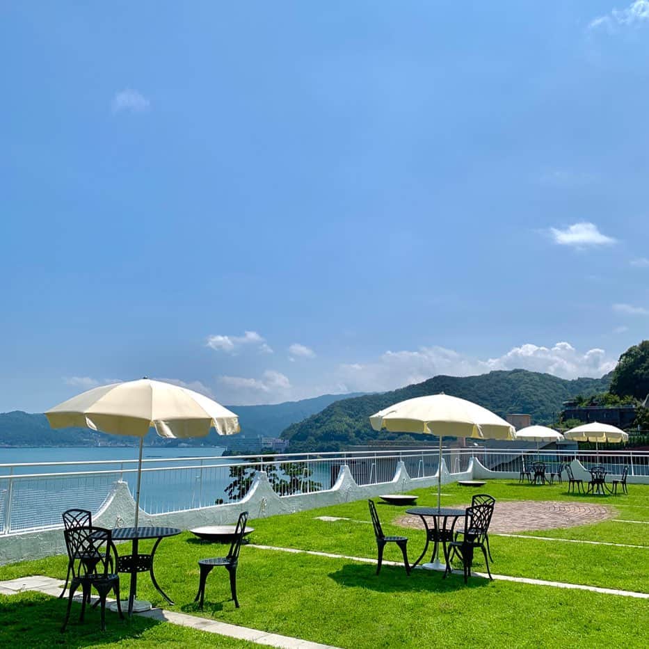 ホテルニューアカオ　熱海温泉＆リゾートのインスタグラム：「今日もいいお天気ですね☀️ ただいま17階の屋外ロビーに椅子テーブルとパラソルを設置してあります‼️ 錦ヶ浦の絶景を眺めながら、のんびりお過ごしいただけます♪」