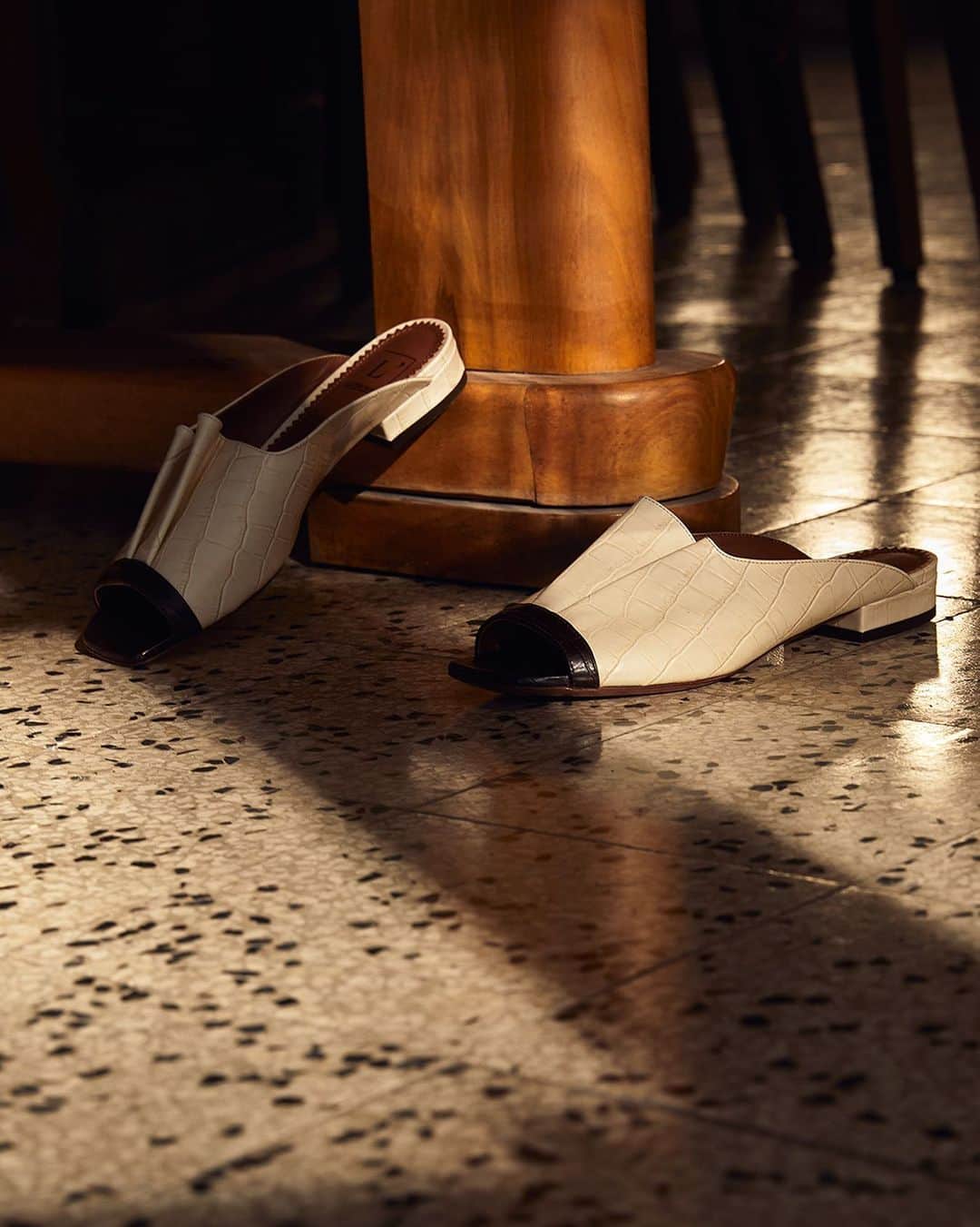 ロートルショーズのインスタグラム：「Monday crush: slide sandal in two-tone leather featuring a sensual topline, open toe and 3D ruffle embellishment. #LautreChose #SS20」