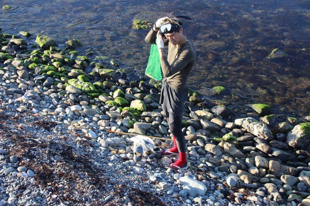 北野貴之さんのインスタグラム写真 - (北野貴之Instagram)「海用服。 60歩目下段。 70歩目には水中眼鏡準備。 本日の沖の泳ぐポイントチェック。 歩く場所チェック。 足ヒレしてるから、歩きづらくて。 海女さん直伝、海藻で眼鏡を表、裏を入念に磨き曇り止め。 着水準備完了。 沖へ。  #囲炉裏#生活#魚#自分でとる」8月3日 15時32分 - takashi_kitano