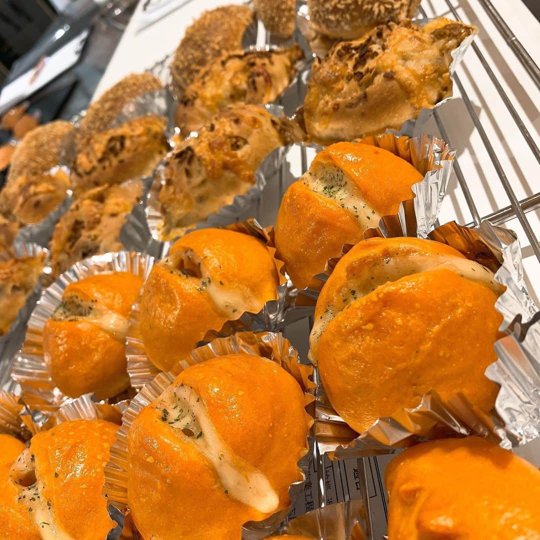 東京ベルエポック製菓調理専門学校さんのインスタグラム写真 - (東京ベルエポック製菓調理専門学校Instagram)「2年生はパンの授業中！ 実習室から焼きたてパンのいい匂い～🤤 今日はカレーパンと、トマトパン、アレンジもきかせて作成しました！ #東京ベルエポック製菓調理専門学校 #パティシエ #ブーランジェ #パン #実習 #焼きたて」8月3日 15時27分 - belleseika