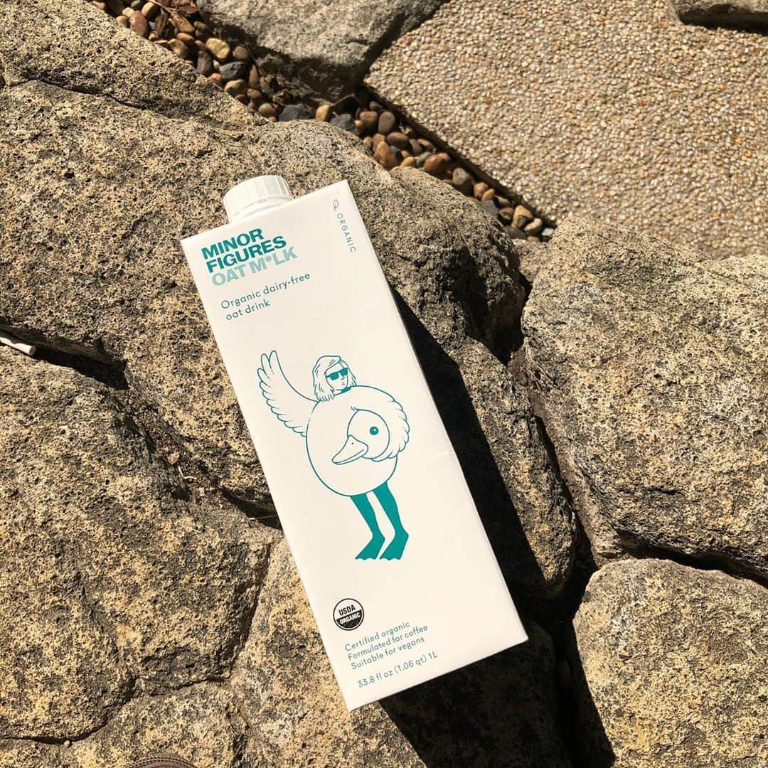 岩崎志保のインスタグラム：「OAT MILK🥛 納豆・豆乳ヨーグルト・味噌・豆乳・豆腐…気づいたら大豆ばかり摂取していたのでミルクを大豆からオーツ麦に変更！豆乳やアーモンドミルクよりクセがなくて飲みやすい♡これはPRでもなければあくまでも個人的な意見なので気になる人はオーツミルクを調べてみるといいかも🔍私はたまたま行ったブルーボトル六本木店で前から気になっていたこれを見つけて購入しました！  #身体が喜ぶカラダ作り」