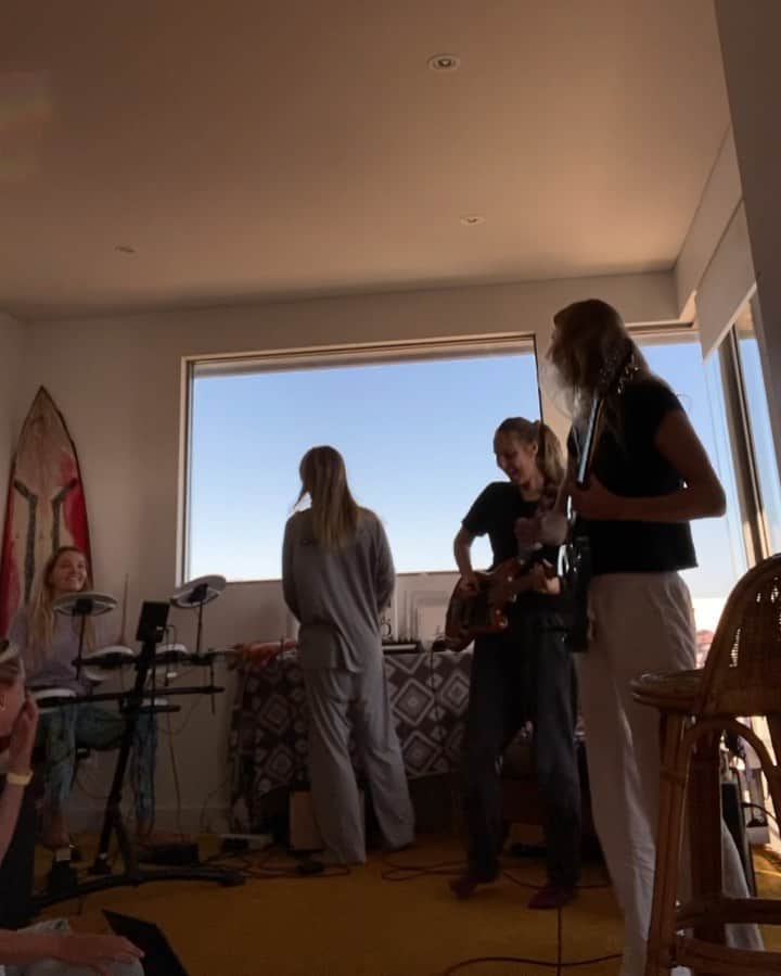 ニッキ・バン ダイクのインスタグラム：「@stephaniegilmore @avawar guitars @whappenabatch drums @macyjanecallaghan back up singer and I’m on the Piano lollzzz 🤣🤣🤣」