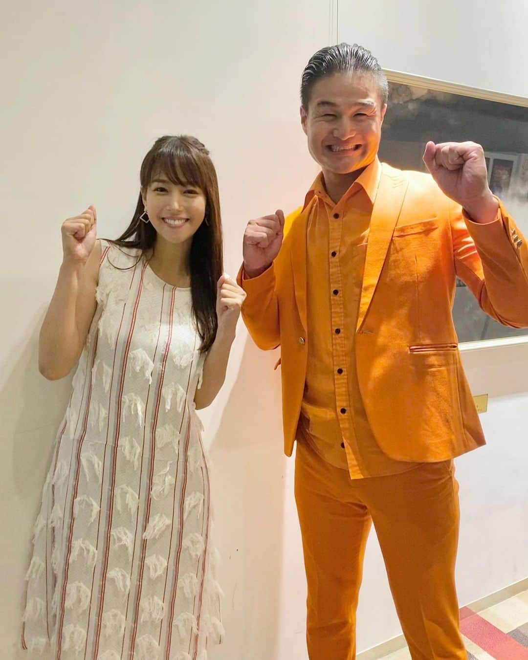 鷲見玲奈さんのインスタグラム写真 - (鷲見玲奈Instagram)「. 明日は「この差って何ですか？」の後に、「さんま御殿」に出演します🌸 . 緊張で汗びっしょりになりながら収録しました。笑 テーマは、社交的な人vs人見知りな人✨ 私は社交的チームに入れて頂いています😌 . 写真は同じく社交的チームのティモンディ高岸さん✨ オレンジのスーツが眩しかったです！ . 明日よる7時56分から、ぜひご覧下さい🍀 . . #さんま御殿 #踊るさんま御殿」8月3日 15時40分 - sumi__reina