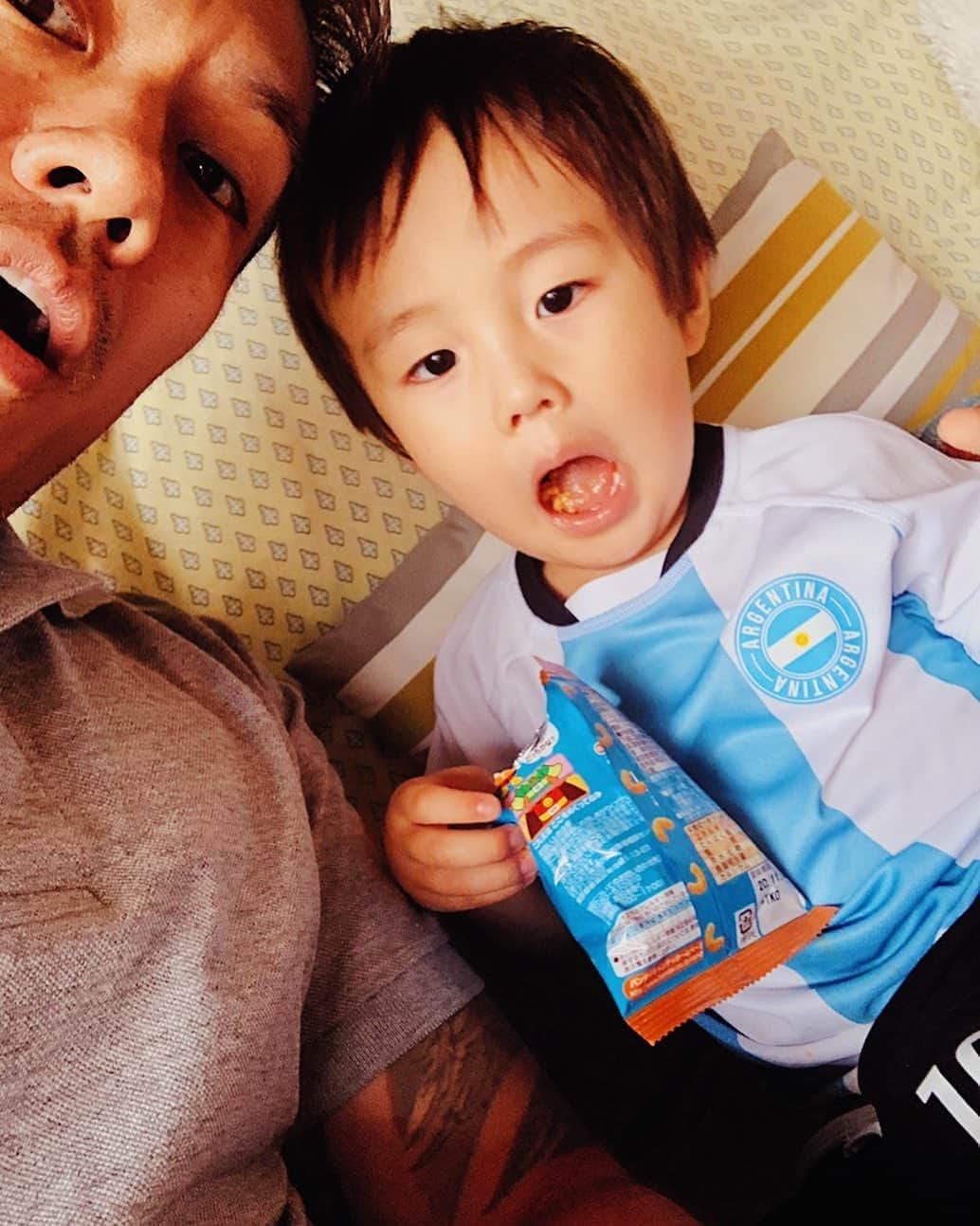 押尾学さんのインスタグラム写真 - (押尾学Instagram)「say hi😙 #fatherandson #afternoon #son #instagood」8月3日 15時40分 - manabuoshio_official