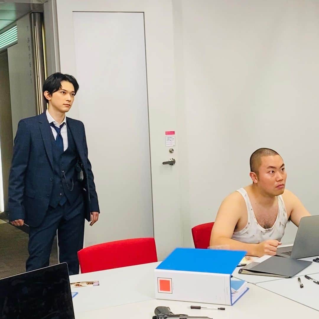 第7キングダム【公式】のインスタグラム：「８月１０日（月）よる９時からの２時間スペシャルで、#ハナコ の『大・ハード』続編やります🔥🔥🔥. . 黒幕・菊田に誘拐された愛娘ルーシーを助け出すために、今回は超最強の助っ人 リョウ・ヨシザワ（#吉沢亮）が参戦！！  リョウ•ヨシザワは、１円玉が積み上げられたタワーの最後３枚を積み上げられるのか？という究極のプレッシャーゲームに真剣に挑戦‼️  さらに、オカベーンはバスケットボールの連続タップ５０回の最後にダンクシュートを決められるのか？という無謀な挑戦に挑む‼️  オカベーン＆リョウ・ヨシザワは、究極ミッションをクリアして無事にルーシーを救い出すことができるのか⁉️  オカベーンは撮影の合間に吉沢亮さんのこと何回言ったかわからないくらい「かっこいい💓」って言ってました😂😂 「吉沢さんといっぱい喋った💓」って女子みたいでした☺️」